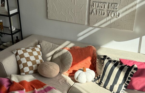 Colori e tessuti che definiscono l'atmosfera di casa