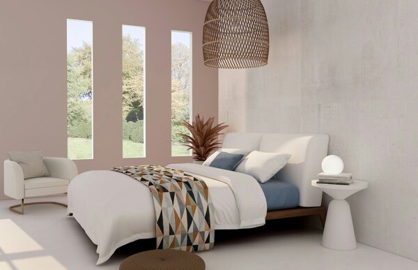 Camera da letto luminosa con rete a doghe e materasso