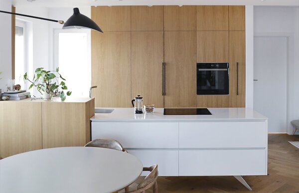Cucina in legno con ante senza maniglie a gola
