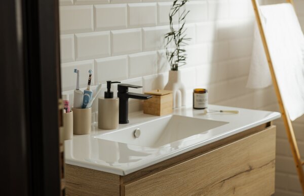 Rubinetteria nera in finitura PVD su mobile in legno