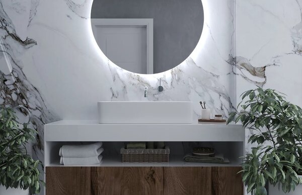 Specchio bagno LED antiappannamento su parete in marmo