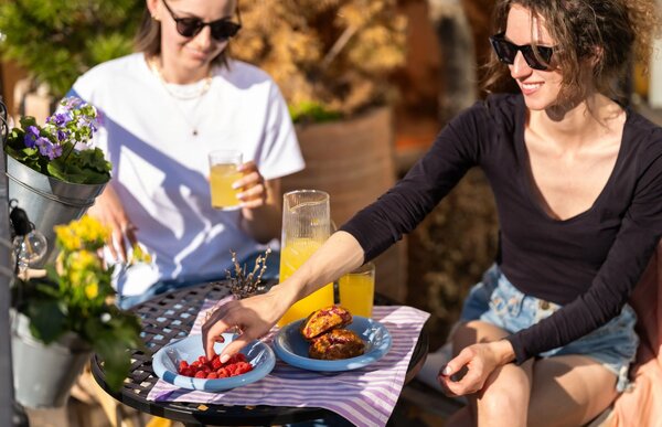 Pranzo all'aperto in terrazzo durante una grigliata