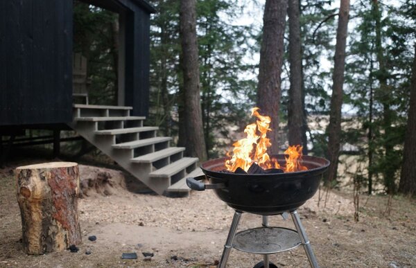 Barbecue a carbone acceso in giardino