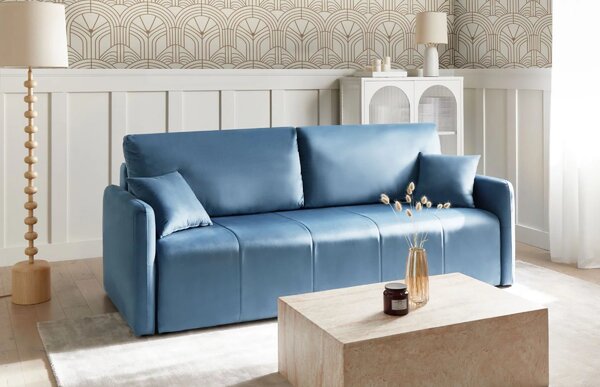 Divano blu in salotto con carta da parati calda
