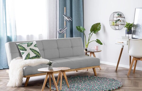 Divano grigio su parquet in soggiorno scandinavo