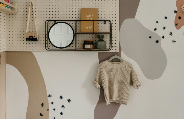 Cameretta in stile scandi con decorazioni modulari
