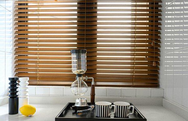 Veneziane e infissi in legno in cucina