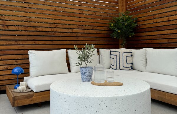 Terrazza con pavimento materico e illuminazione rustica contemporanea