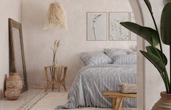 Camera da letto con biancheria in puro lino e mobili in legno massello