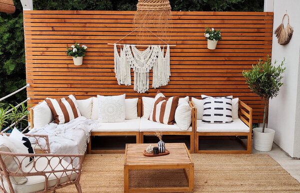 Balcone con mobili in polyrattan e sedute in stile masseria chic