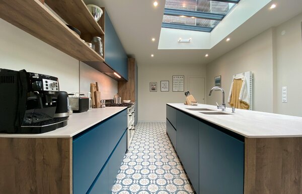 Isola della cucina chiara su pavimento scuro