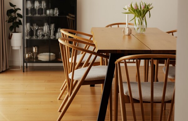 Tavolo in legno con sedie ad altezza proporzionata