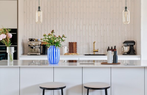 Cucina con isola e rivestimento bianco a listelli