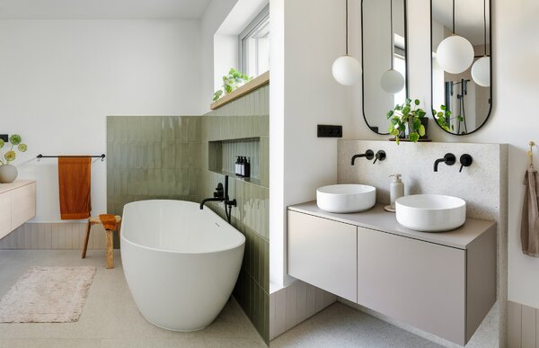 Bagno con vasca freestanding e doppio lavabo