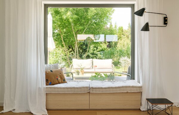 Panca sotto la finestra con vista sul giardino