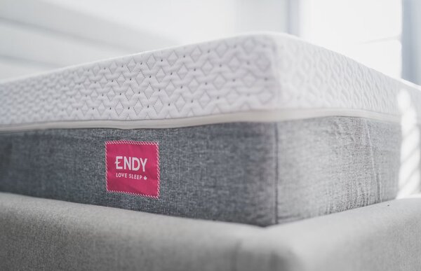 Strati di memory foam su base a molle insacchettate