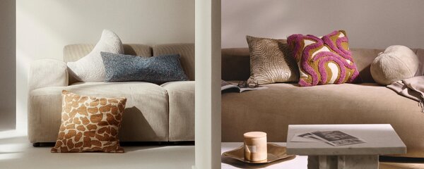 Divano chiaro con cuscini decorativi abbinati