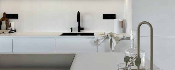 Cucina minimalista bianca in stile minimalismo caldo