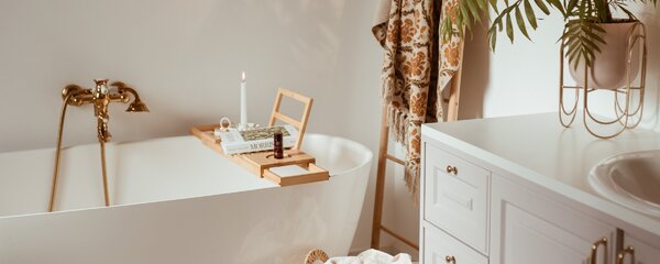 Bagno spa in casa con vasca freestanding e finiture calde