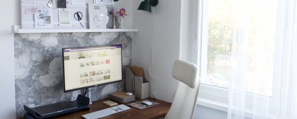 Postazione di lavoro in camera da letto vicino alla finestra