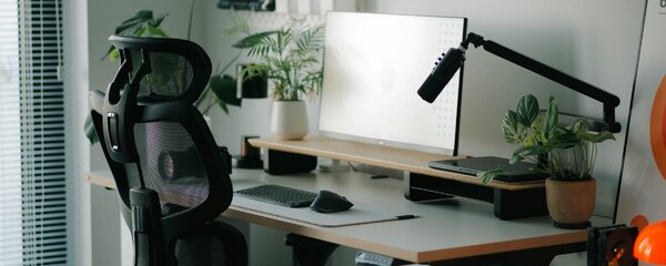 Postazione home office con sedia ergonomica in rete