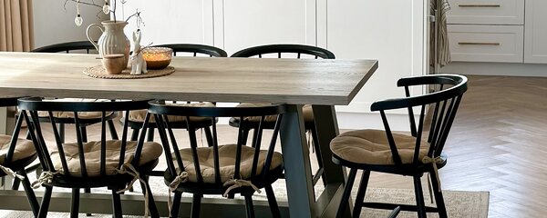 Tavolo da pranzo in legno con sedie coordinate