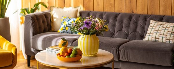 Soggiorno luminoso con accessori decorativi e complementi d'arredo