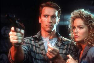 Fotografia Arnold Scharzenegger And Sharon Stone Total Recall 1990 Directed By Paul Verhoeven