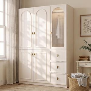 Armadio MODFU bianco con ante a battente, dimensioni 135x48x200 cm, dotato di 5 ante, vetrina con illuminazione a LED e 3 cassetti, con appendiabiti estraibile per pantaloni