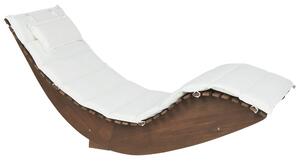 Lettino prendisole a doghe in legno di acacia chiaro con design a dondolo dalla forma curva con cuscino del sedile color bianco sporco Beliani