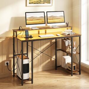 Costway Scrivania per computer con stazione di ricarica e luci mensola ripiani reversibili, Tavolo pc per studio e gaming in legno e acciaio Marrone