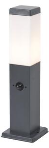 Lampada da esterno grigio scuro con vetro opale 45 cm IP44 con presa e sensore di movimento - Malios