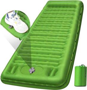 Materasso da campeggio compatto ad accensione automatica, di colore verde chiaro, ideale per le attività all'aperto