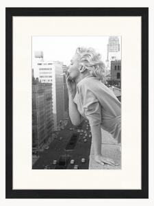 Stampa digitale incorniciata Marilyn At The Ambassador Hotel New York