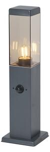 Lampada da esterno grigio scuro con vetro fumé 45cm IP44 con presa e sensore di movimento - Malios