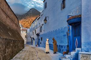 Fotografia Small colorful streets in Medina of Chefchaouen, Izzet Keribar