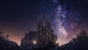 Fotografia Milky Way and Basilica and Sagrada Familia, Carlos Fernandez