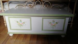 Cassapanca arte povera in legno massello bianco lucido con decori filo verde