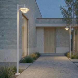 Lampada LED da esterno Lucande Montaro, bianca, 220 cm, IP54 Montaro, Bianco / Opale, Alluminio, Moderno