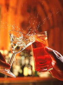 Fotografia Couple clinking glasses spilling drink close-up, Peter Dazeley