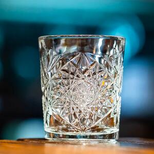 <p>Bicchiere vintage double rocks in perfetto stile retrò con una finitura del vetro tagliato in linee geometriche che gli conferisce importanza ed esclusività, ideale per servire whisky, acqua, bibite e drinks di tendenza.</p>