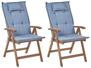 Set di 2 sedie da giardino in legno di acacia scuro naturale regolabili e pieghevoli per esterni con braccioli in stile rustico con cuscini blu Beliani