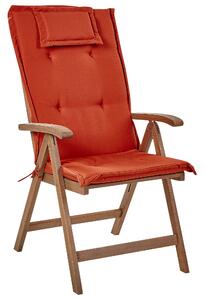 Set di 2 sedie da giardino in legno di acacia scuro naturale regolabili e pieghevoli per esterni con braccioli in stile rustico con cuscini rossi Beliani