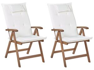 Set di 2 sedie da giardino in legno di acacia scuro naturale regolabili e pieghevoli per esterni con braccioli in stile rustico con cuscini bianco sporco Beliani