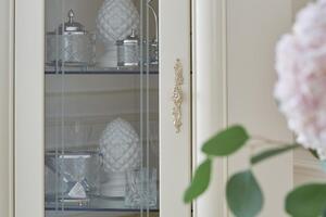 Vetrina ad angolo classica in legno color bianco avorio-Arrediorg