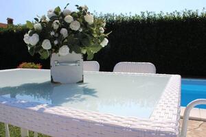 AXONA - set tavolo da giardino con piano in vetro 150x90 compreso di 4 poltrone intreccio in rattan sintetico