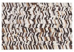 Tappeto tappetino in Pelle di Vacchetta Marrone e Bianca 140 x 200 cm Motivo a Spina di Pesce Patchwork Beliani