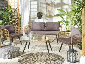 Set divano conversazione da giardino in finto rattan beige con cuscini grigi e tavolino in vetro temperato con gambe in acciaio rustico Beliani