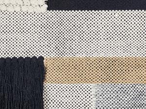 Decorazione da parete cotone beige e nero fatta a mano con nappe motivo geometrico stile boho soggiorno camera da letto Beliani