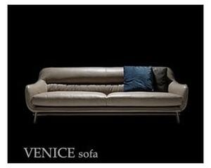 Divano venice realizzato in italia disponibile con struttura in metallo e rivestito in pelle, dimensione cm 200 x 80 x 92 3 posti